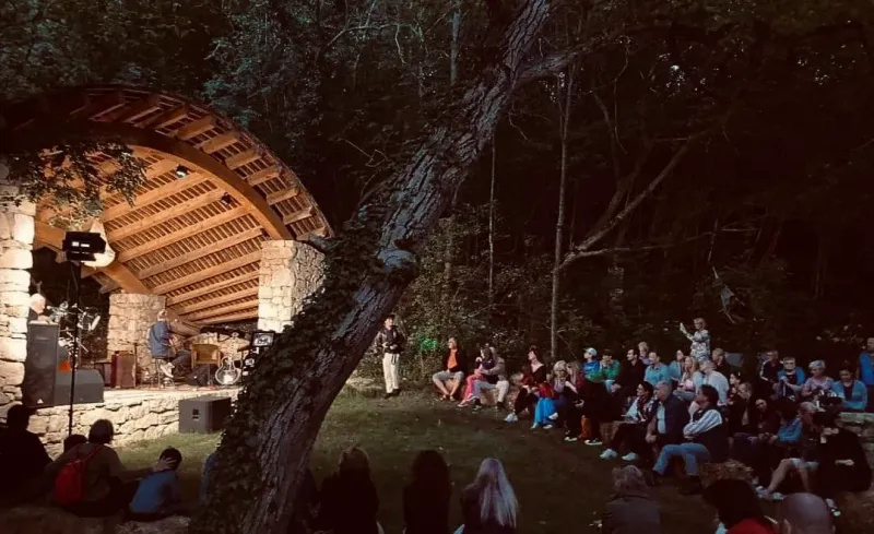 FIKL ART STAGE atmosphere