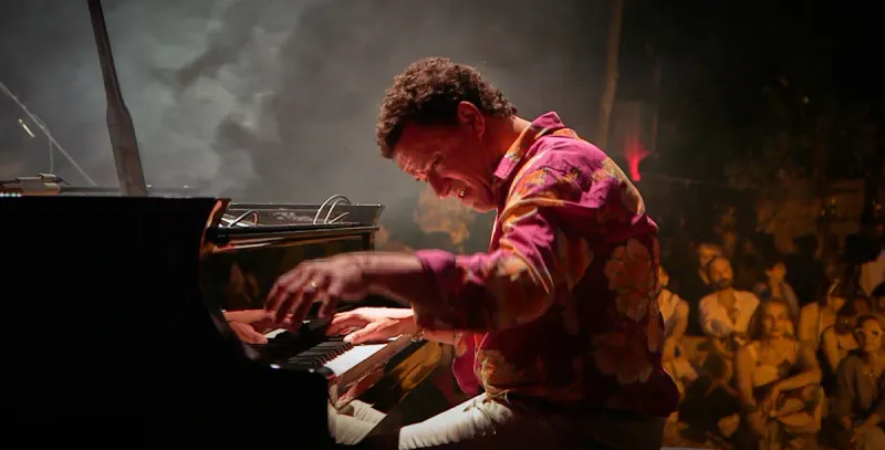 Pianist performing at FIKL ART STAGE under dramatic lighting